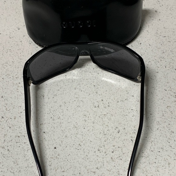 Authentic Mens Gucci sunglasses with Gucci case. - Picture 8 of 9